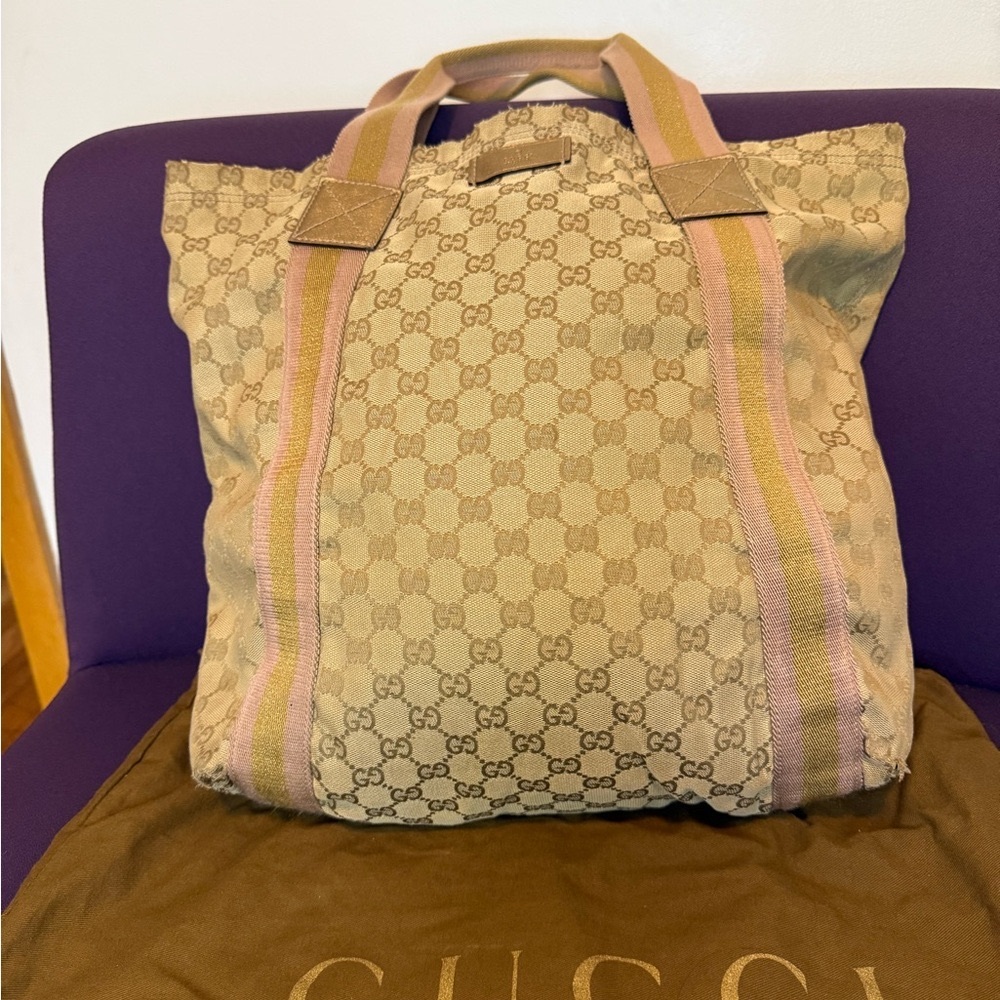 Gucci Tote Bag with Iconic Monogram.💯